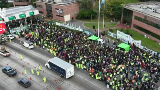 Protesta de los trabajadores del peaje en Autopista Riccheri: barreras levantadas y dos carriles reducidos
