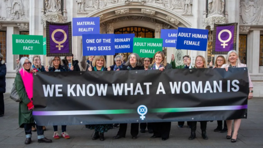La definición legal de una mujer se basa en el sexo biológico, dictaminó la Corte Suprema británica