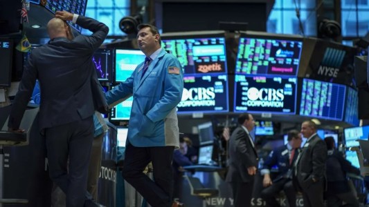 Los mercados cierran la semana corta con subas y un dólar bajo control