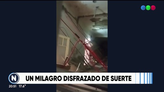 A centímetros de la tragedia: se derrumbó el techo de un salón de fiestas infantil en pleno cumpleaños