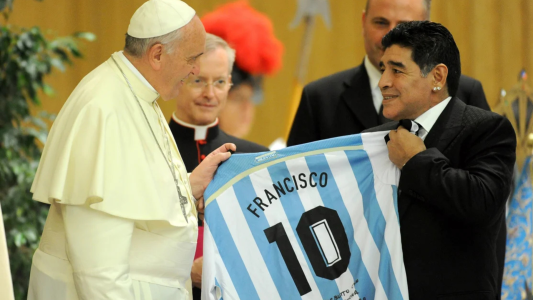 El día que Maradona volvió al Vaticano y se amigó con Dios gracias al Papa Francisco