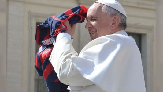 La increíble coincidencia entre la muerte del papa Francisco y su carnet de San Lorenzo