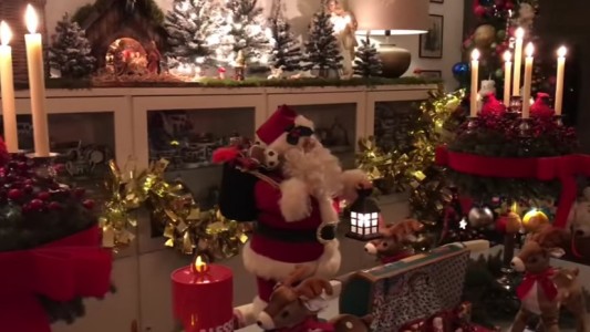 Fanático de la Navidad tarda un mes en decorar su casa con objetos que colecciona