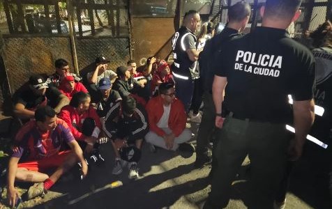 Un centenar de hinchas de América de Cali fueron demorados antes del partido contra Huracán