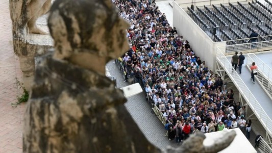 Terminó la Capilla Ardiente: 250 mil fieles despidieron a Francisco en la Basílica de San Pedro