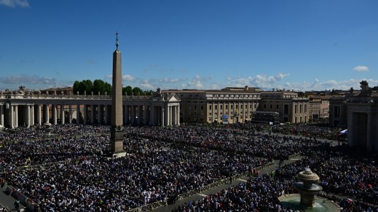 Más 140 mil fieles llenaron la plaza San Pedro para el histórico funeral de Francisco