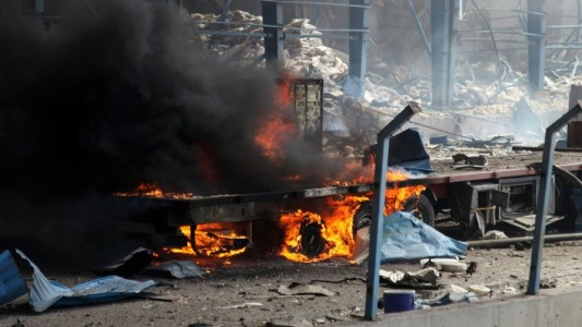 Al menos ocho muertos y 750 heridos por una "enorme explosión" en un puerto clave de Irán