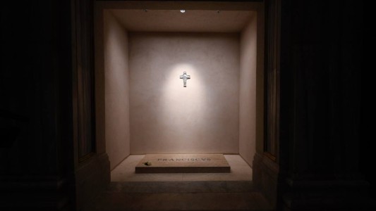 Miles de personas siguen honrando al papa Francisco a la espera del cónclave