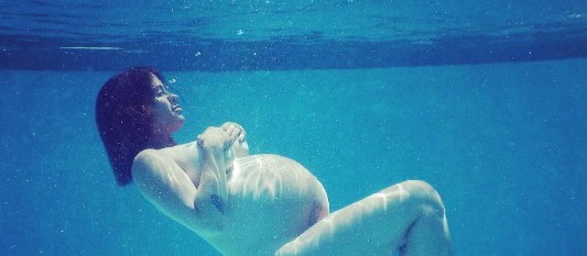 Alanis Morissette mostró su embarazo con una foto totalmente desnuda