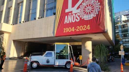 El ACA expone el Papamóvil que preparó para la visita de Juan Pablo II a la Argentina