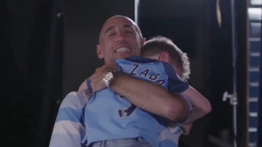 Todos lloramos con este momento en el que Pablo Zabaleta se despide de su mini fan del Manchester City