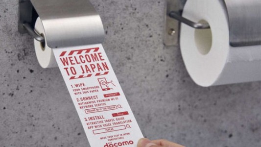 En Japón instalan papel higiénico en los baños para limpiar el... celular
