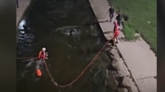 Robó una moto, se tiró al río y se lo llevó la corriente: policías tuvieron que rescatarlo