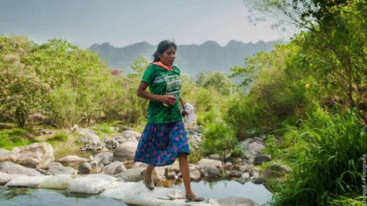 La increíble historia de la pastora de ovejas que ganó una maratón corriendo con falda y sandalias