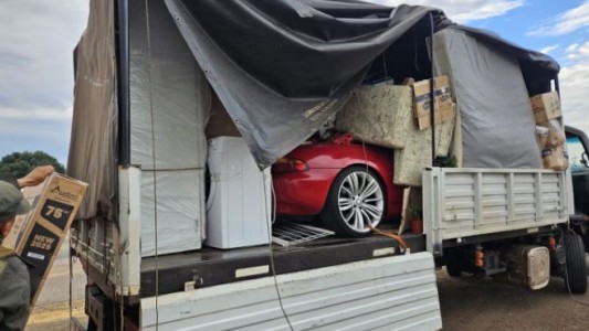 Descubren un auto de colección escondido entre los muebles de una falsa mudanza