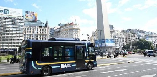 Comienza a funcionar la primera línea de colectivos eléctricos en la Ciudad