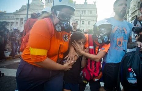 El policía imputado por arrojarle gas a una nena en una marcha pidió el sobreseimiento y negó el hecho