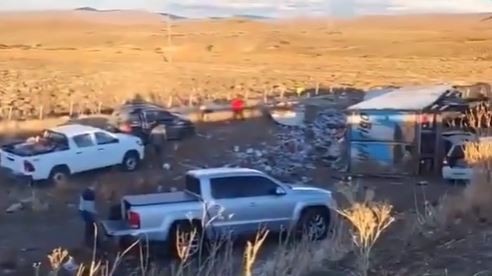 Chubut: un camión volcó, el chofer murió y los vecinos saquearon la mercadería