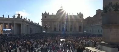 La multitud reunida en la plaza de San Pedro vitorea al ver la fumata blanca