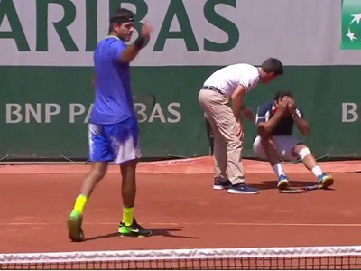 Del Potro ganó por abandono y consoló a Almagro que no pudo seguir