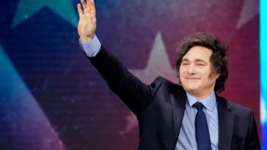 Javier Milei se sube a los escenarios con una obra de caridad acompañado por sus "rubias voluptuosas"