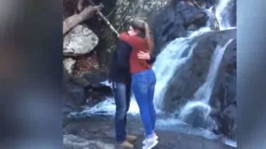 Video: terminó mal una romántica propuesta de matrimonio junto a una cascada
