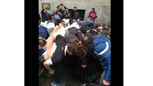 Así fue el "scrum simbólico" del Floresta Rugby Club frente a la Legislatura para pedir una cancha propia