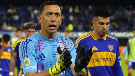 Boca clasificó a cuartos de final del Torneo Apertura en medio de un clima de tensión en la Bombonera