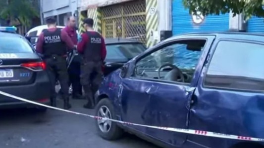 Un conductor alcoholizado perdió el control de su auto, chocó a otro que estaba estacionado y volcó
