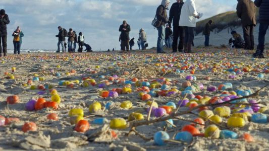 Por qué la costa de una isla amaneció cubierta de huevos Kinder