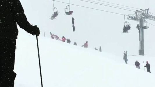 Video: un equilibrista salvó a un esquiador que quedó colgado de la aerosilla