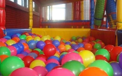 La Plata: denunciaron al dueño de un pelotero por abusar de un empleado