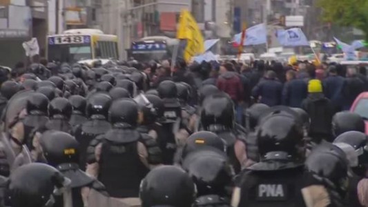 Protesta salarial de choferes de colectivos en Puente Pueyrredón: incidentes con la Prefectura