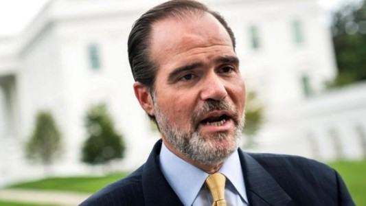 La embajada de China cargó contra Claver-Carone por haber criticado el swap con Argentina