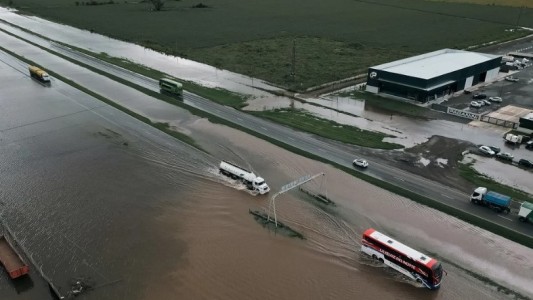 Dramático: un micro quedó atrapado por la inundación en la Ruta 9