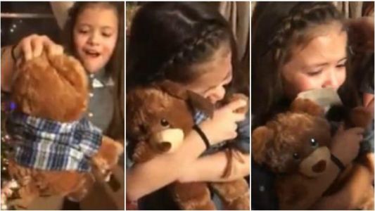 Video emotivo: la reacción de dos nenas al escuchar la voz de su abuelo muerto en un oso de peluche