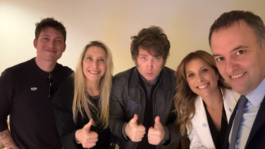 Adorni celebró la victoria junto al "triángulo de hierro" y deseó: "Dios bendiga a la República Argentina"