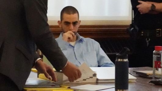 Condenaron a 25 años de prisión a Hadi Matar, el hombre que intentó asesinar a Salman Rushdie