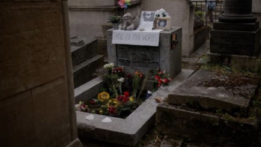 Hallan el busto de la tumba de Jim Morrison robado en París en 1988