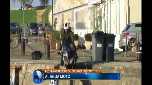 Un día de miércoles: al agua en moto