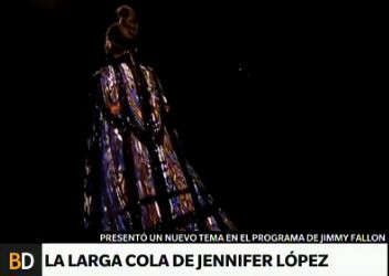 Jennifer López sorprendió con un kilométrico vestido