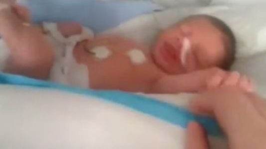 Se internó porque pensaba que tenía cólicos, pero estaba embarazada y tuvo un bebé