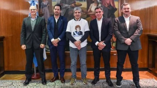 Luis Caputo lució una remera muy especial junto a los directivos de una automotriz