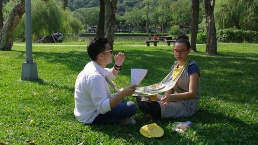 Crean una mesa-servilleta que se cuelga del cuello para comer al aire libre