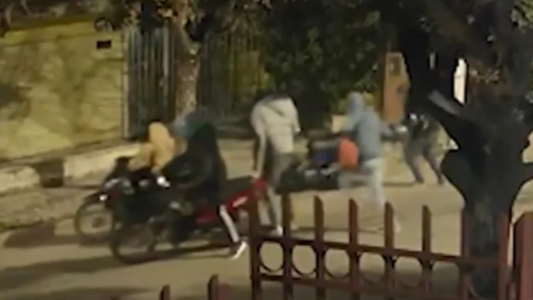 Lo balearon en un testículo cuando intentaron robarle la moto
