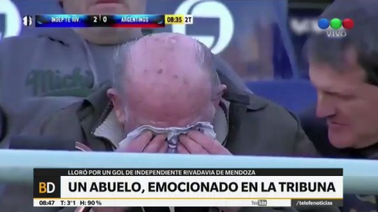 Un abuelo de Independiente Rivadavia, emocionado en la tribuna