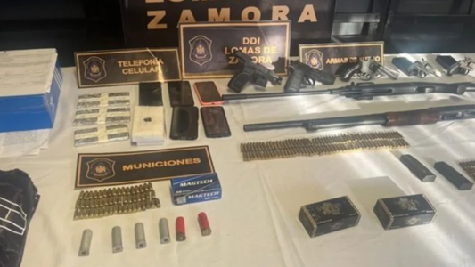 Detuvieron a nueve barras de Los Andes: les incautaron un arsenal