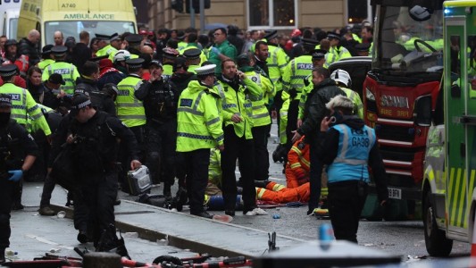 Un automovilista atropelló a varios hinchas del Liverpool durante los festejos por la Premier League