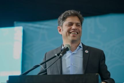 En campaña, Kicillof llamó a no dejarse llevar por el "odio" libertario: "Después le sacan todo a Provincia"