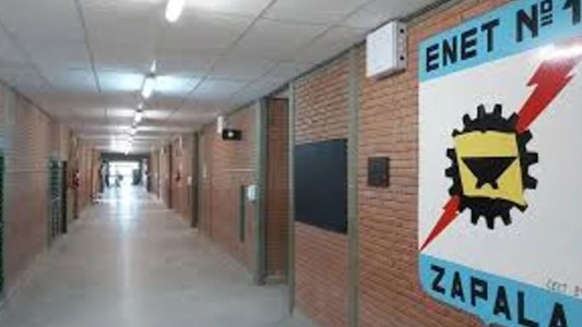 Golpeó a dos docentes porque le retuvieron el vapeador a su hijo: suspendieron las clases en Zapala